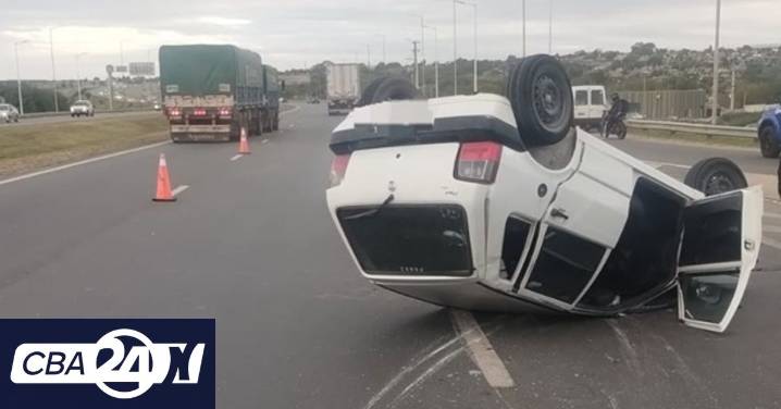 Córdoba: un auto con tres ocupantes volcó en avenida Circunvalación