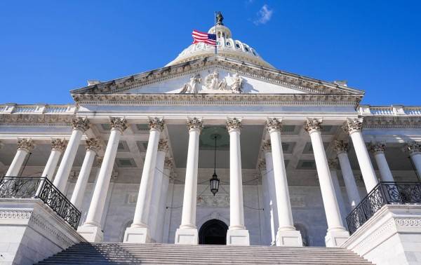 El Senado de EU da el primer paso para poner fin al cierre del gobierno