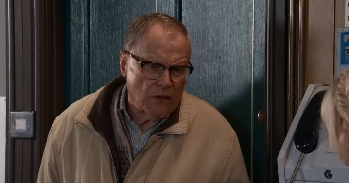 Coronation Street fans 'seal' reason for Roy Cropper's prison penpal after 'weird' move