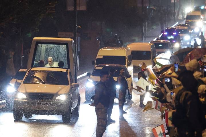 El Papa recuerda a Israel, a su llegada a Líbano, que “la solución de los dos Estados es la única”