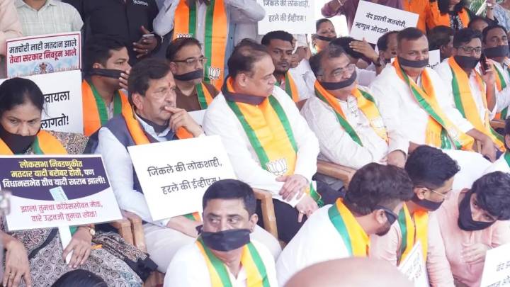 BJP holds silent protest in Mumbai against MVA and MNS' 'Satyacha Morcha'