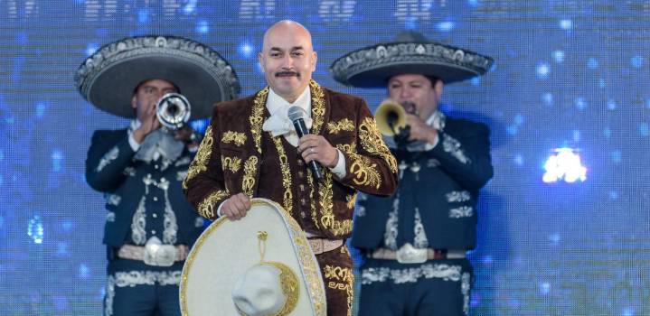 Lupillo Rivera estrena romance con bella dominicana en medio de su pleito con Belinda