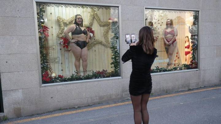 Mensaje en un escaparate: clientas de un comercio gallego se convierten en modelos "de cuerpos reales" contra la tiranía de las tallas