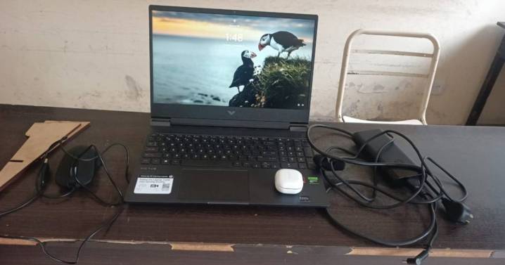 Intentaba vender una notebook en la vía pública