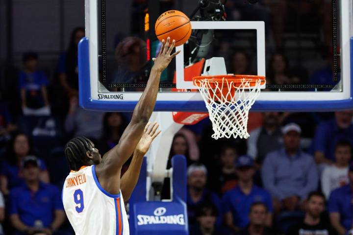 Deadspin | Rueben Chinyelu grabs 21 boards as No. 10 Florida routs Merrimack