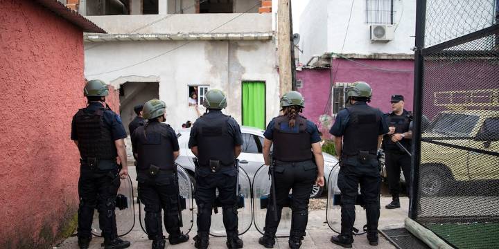 Una nueva banda peruana de la villa Zavaleta secuestró a un joven: hay tres policías detenidos