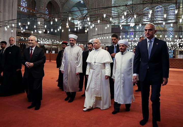 El Papa sorprende al no querer rezar durante su visita a la Mezquita Azul de Estambul