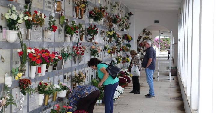 Tots Sants llena de color y memoria los cementerios de la Part Forana