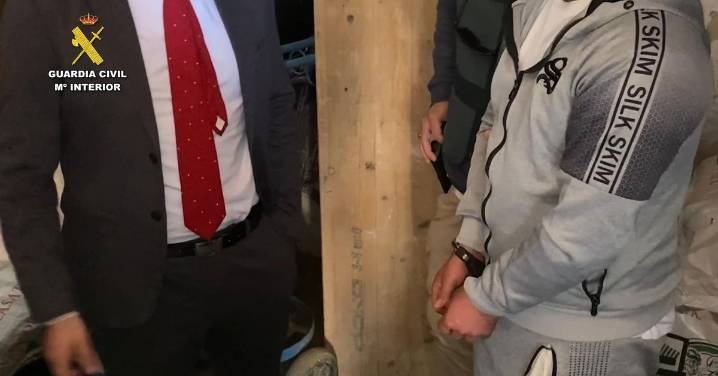 Detenido por matar al novio de su exmujer, esconder el cadáver y luego dejarlo sobre una cuneta