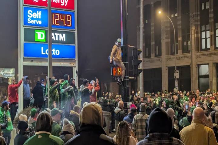 Rider fans around the prairies celebrate 112th Grey Cup win