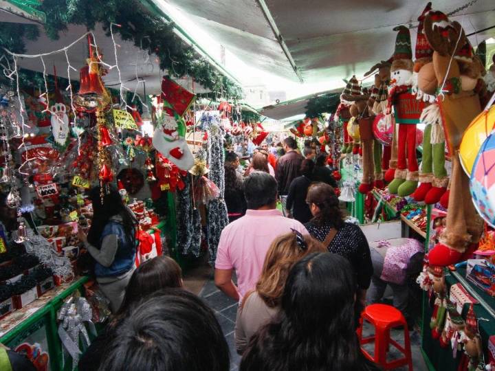 Tras denunciar “mafias”: comuna capitalina anuncia intervención contra gigantesca feria navideña ilegal