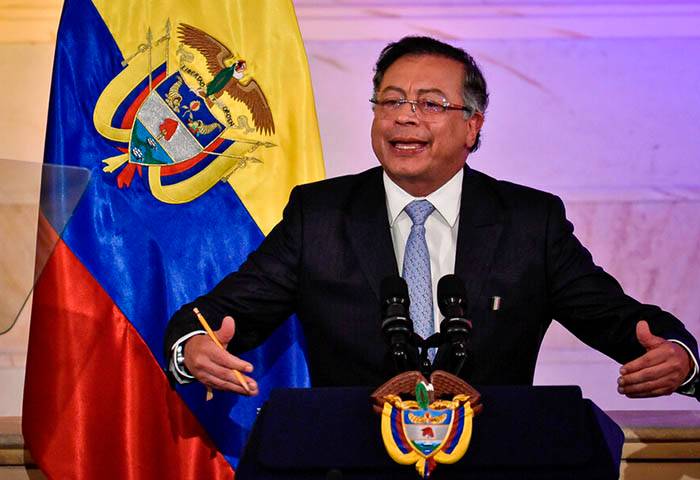 Petro arremete nuevamente contra el CNE tras sanción a su campaña por topes electorales