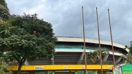 Susto en Manizales: cayó la antigua estructura de la pantalla de la tribuna norte del estadio Palogrande
