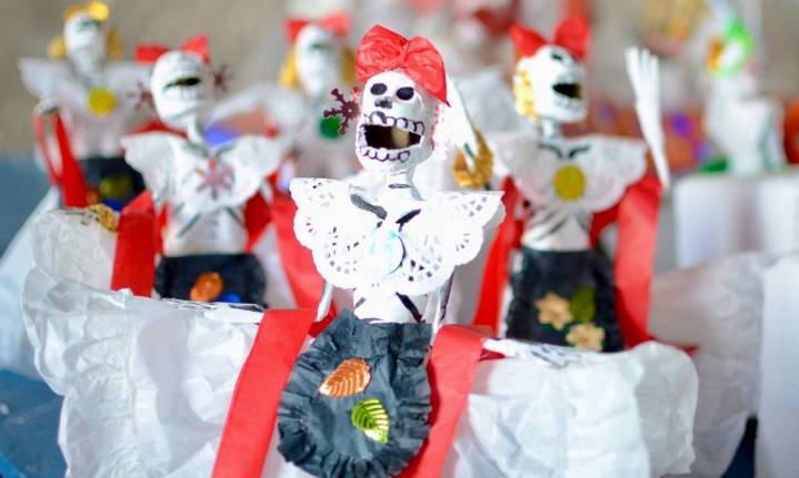Altar de cartonería, una forma de honrar la cultura y a los muertos en Veracruz
