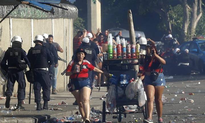 Una multitud despide a Flamengo y provoca disturbios en el aeropuerto de Río de Janeiro
