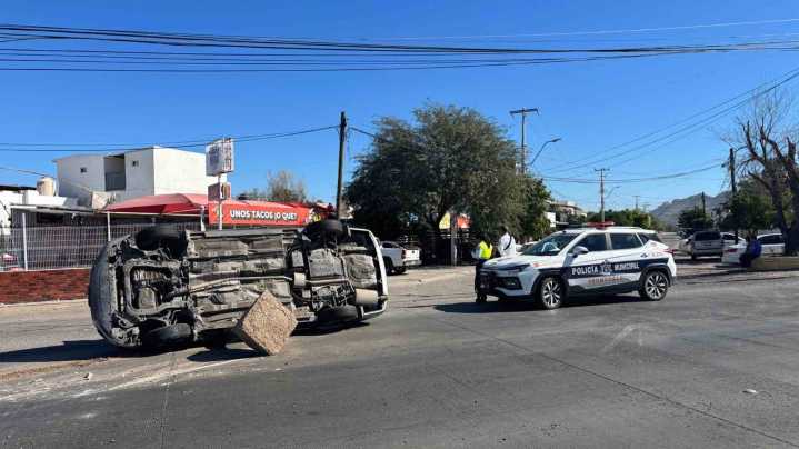 Vehículo se Vuelca y Derriba Poste de Concreto en Bulevar Camino del Seri en Hermosillo