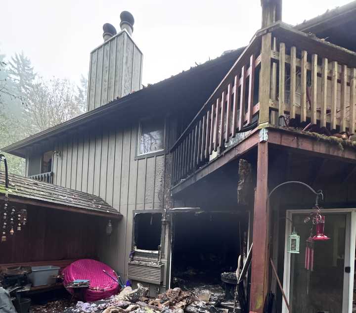 2 people jump from 2nd-floor balconies during early-morning townhouse fire in SW Portland
