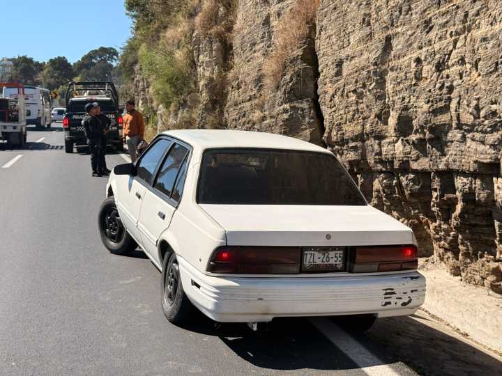 Recuperan en minutos vehículo robado en Apizaco; ladrones huyeron tras verse acorralados
