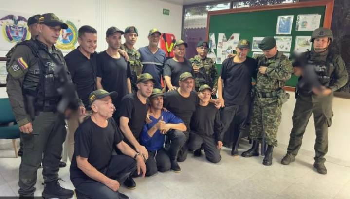 Rescatan a nueve mineros secuestrados por disidencias en el suroccidente de Colombia