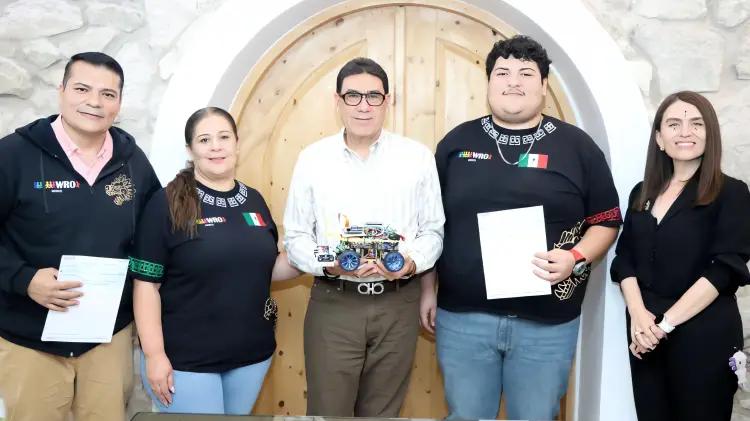 La escuela recibe con honores al equipo de robótic...