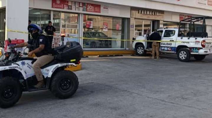 Atacan a balazos a un hombre afuera de farmacia en Cuernavaca
