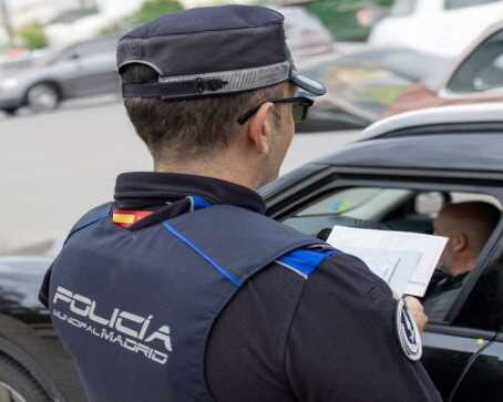 Detenido en Vallecas un hombre con documentación falsa que casi atropella a un menor en un paso de peatones