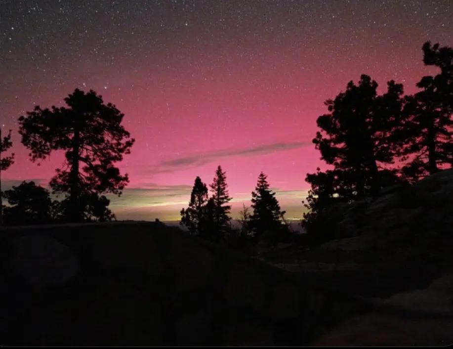Aurora boreal ilumina el cielo de México: fenómeno inusual en Baja California