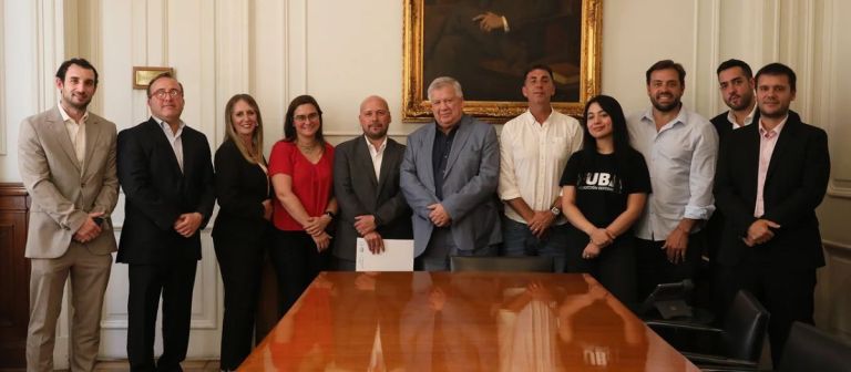 La UBA y Flybondi firmaron acuerdo con descuentos en vuelos y premios a estudiantes