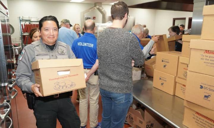 La Oficina del Sheriff del Condado de Chatham entrega comidas de Acción de Gracias a más de 80 residentes