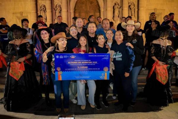 Premia Bonilla a escuelas ganadoras del concurso de altares