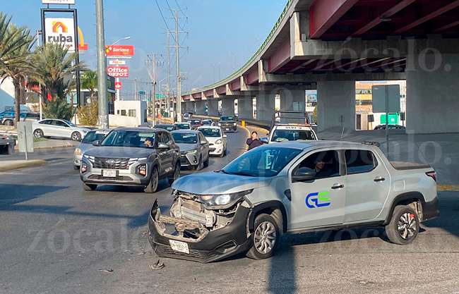Choque en periférico LEA causa caos vehicular; ninguno acepta responsabilidad