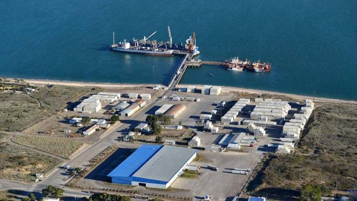 Paso clave para el GNL de Vaca Muerta: 10.000 toneladas de caños llegan a Río Negro