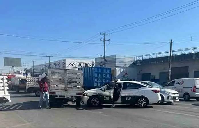 Taxista da vuelta en “U” e impacta camioneta