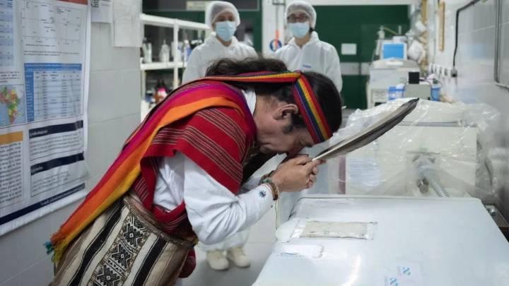 La momia del Aconcagua reabrió el debate sobre su exhibición mientras esperan el traslado a la montaña