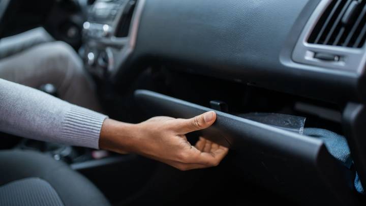 La Guardia Civil avisa: multas de entre 601 y 3.005 euros si llevas esto en la guantera del coche