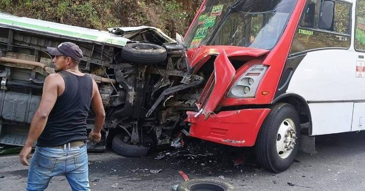 Peregrinos chocan y hay 2 muertos, en Edomex