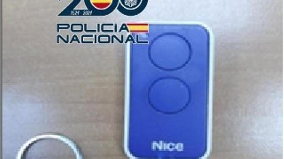 Detenido por cinco robos en interior de vehículos mediante un mando inhibidor