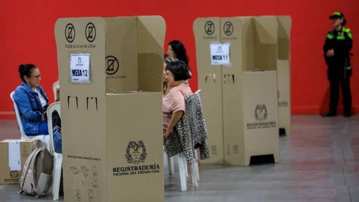 La mayoría de los colombianos aún no define su voto para 2026 y expresan rechazo a precandidatos y coaliciones, revelan encuestas