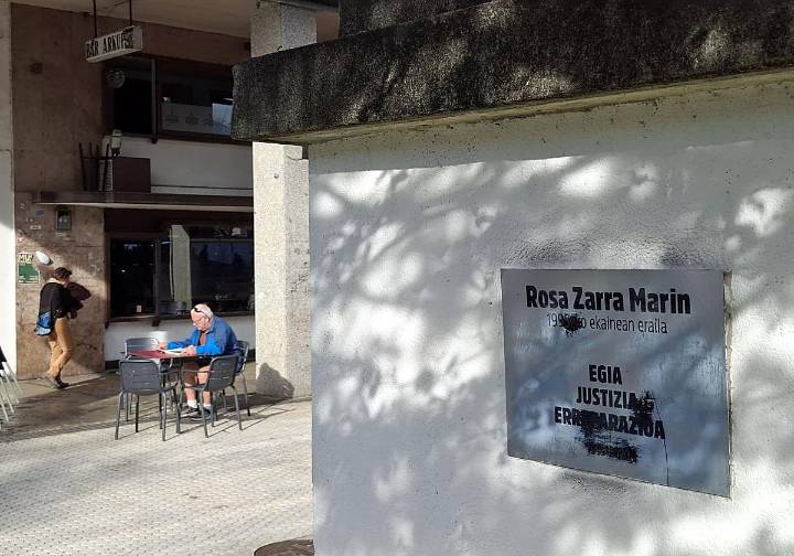 Vandalizan la placa que la familia de Rosa Zarra colocó en su memoria en 2020 en San Sebastián