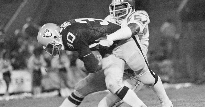 Woodrow Lowe, a star linebacker at Alabama who started 11 NFL seasons with the Chargers, dies at 71