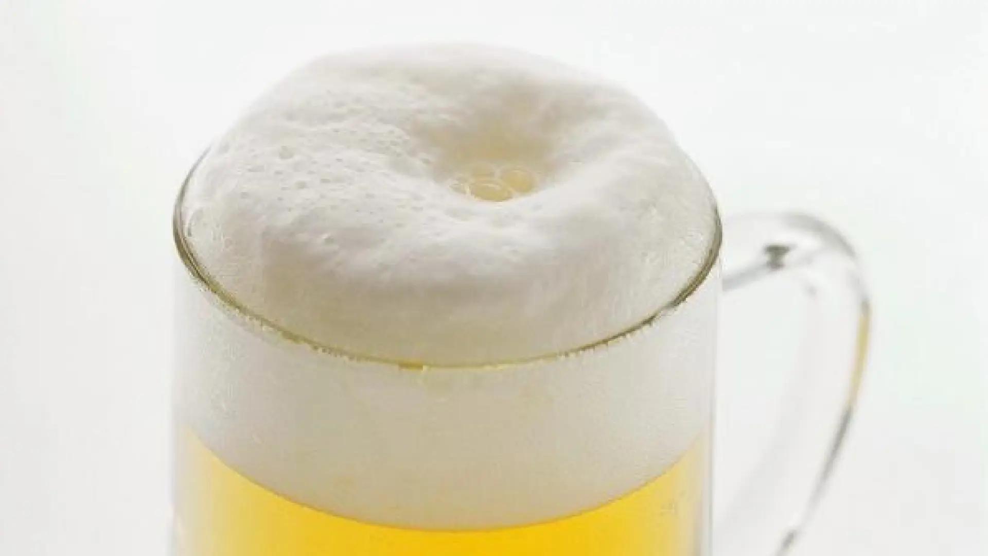 Científicos británicos inventan la 'cerveza del futuro': no tiene alcohol y no da resaca, pero sí emborracha