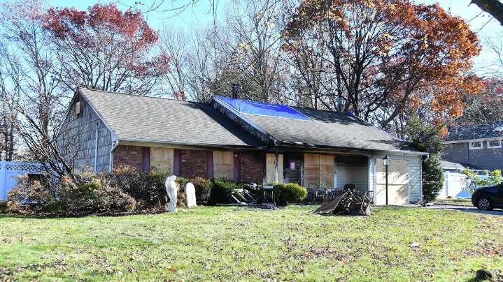 Neighbor set fire to Coram house, gutting it, police say