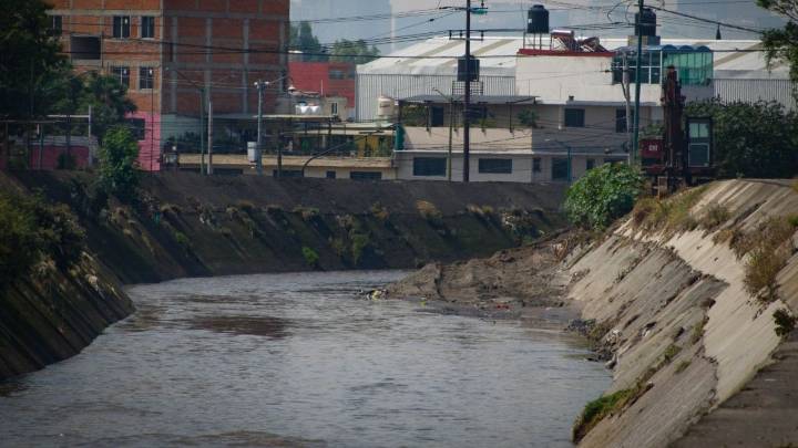 Muere hombre tras caer a Río Hondo en Naucalpan, intentó bajar al canal, se golpeó la cabeza y se ahogó