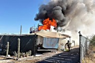 Incendio consume casa rodante en El Centenario; bomberos controlan el fuego sin heridos