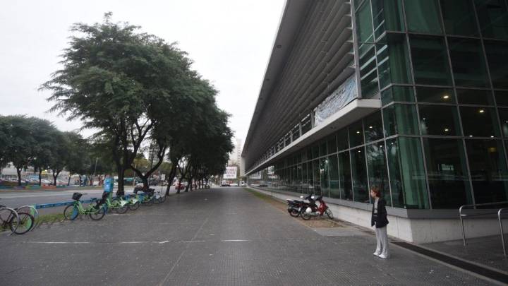 Salió a hacer compras, quedó en medio de una balacera y terminó en el hospital