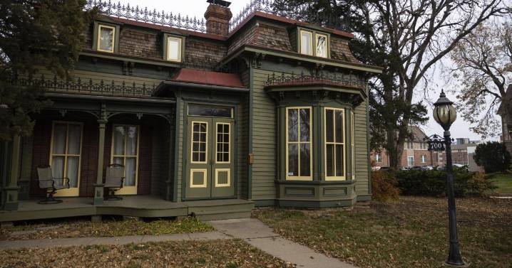 Photographer Sartore seeks new life for Lincoln's second