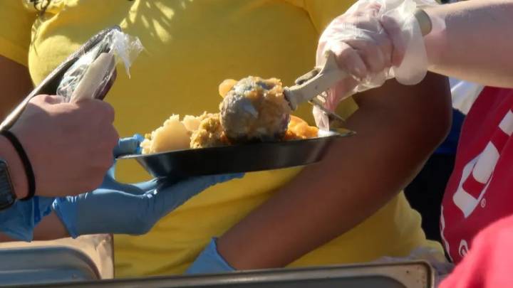 Huntsville One Table reúne a cientos de personas para una comida de Acción de Gracias