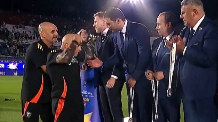 [VIDEO] Sampaoli se quitó la medalla de subcampeón de la Copa Sudamericana