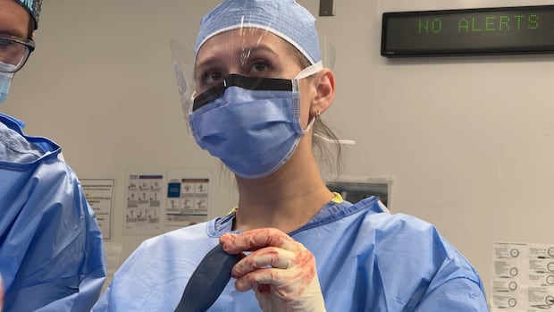 What this surgeon from Ukraine is learning in Hamilton about treating victims of war