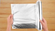 Tu forma de guardar la comida puede cambiar para siempre: el truco del papel de aluminio que casi nadie usa y es clave